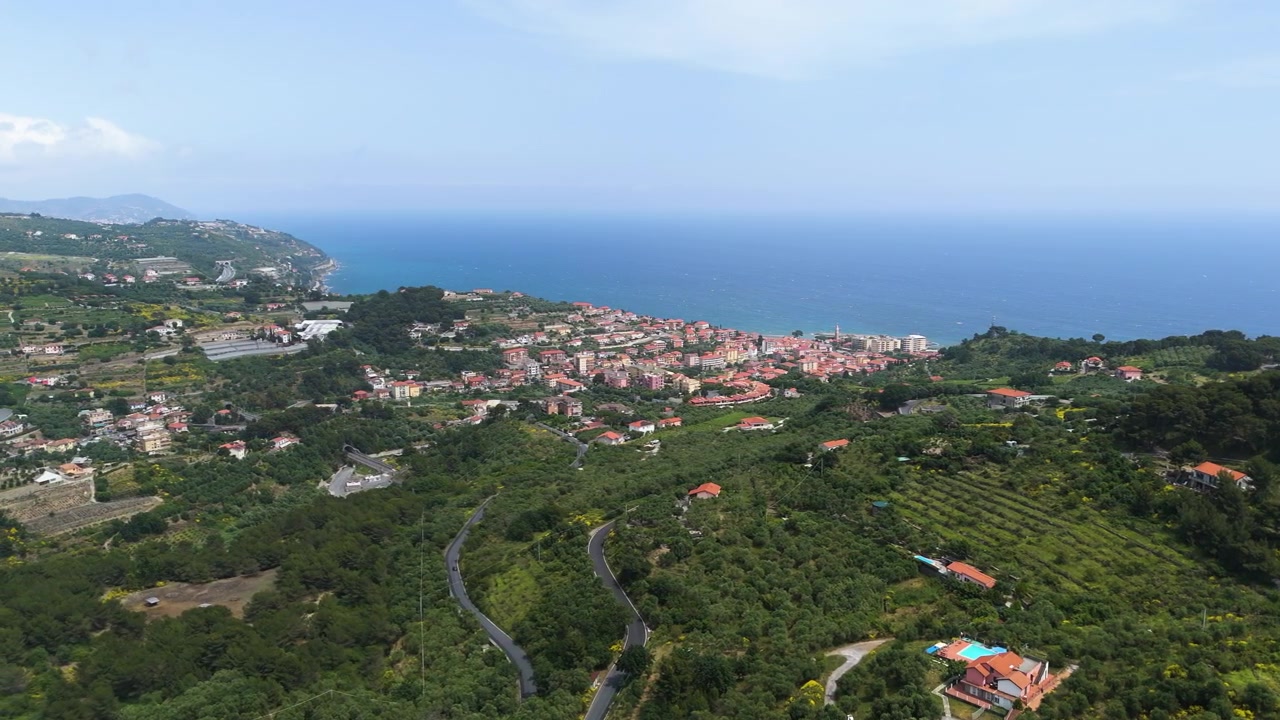 AEREA: Bellissimo orizzonte marittimo e costa urbana ad Arma di Taggia, Sanremo