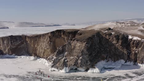 vuelo circular del dron alrededor del acantilado rocoso del helado lago baikal.
