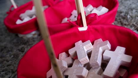 Jesus-Liebt-Dich,-Eingraviert-Auf-Dem-Holzkreuz