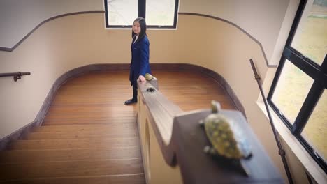 chica japonesa en blazer y uniforme escolar subiendo escaleras