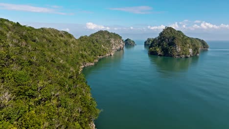 Malerische-Drohne-über-Den-Kalkstein-Karsthügeln-Des-Nationalparks-Los-Haitises,-Karibik