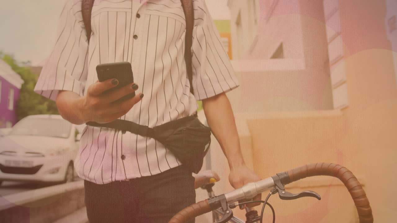animación de un hombre biracial caminando con una bicicleta