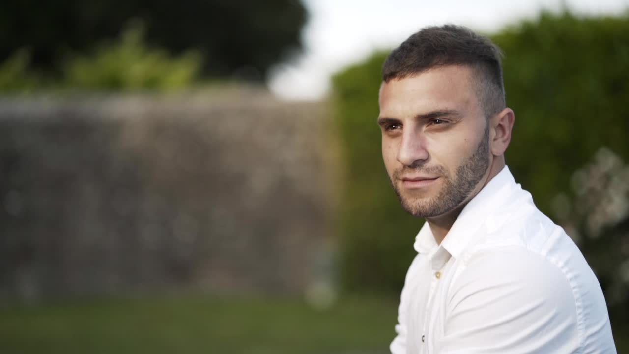 hombre feliz al aire libre