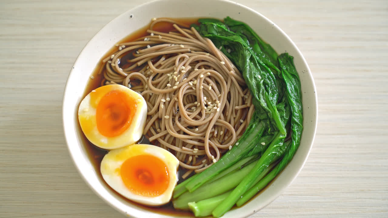 fideos ramen con huevo y verduras - estilo de comida vegana o vegetariana