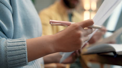 de hand van een onherkenbare vrouw die een pen vasthoudt