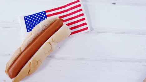 Hot-Dog-Sobre-Mesa-De-Madera-Con-Tema-Del-4-De-Julio