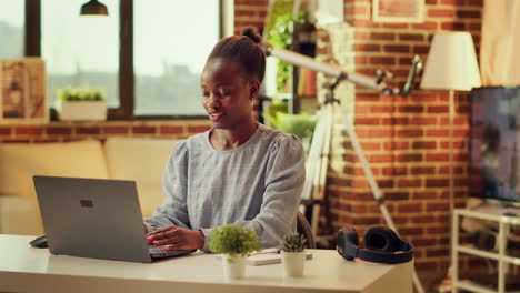 Afroamerikanisches-Mädchen-Arbeitet-Von-Zu-Hause-Aus