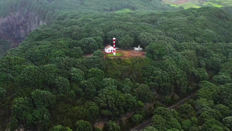 Vista-Aérea-Del-Faro-De-Serreta,-Hito-Histórico-En-Azores,-Isla-Terceira,-Portugal