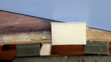 man hout zagen met handzaag