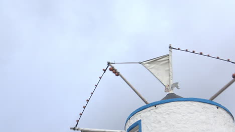 Un-Viejo-Molino-De-Viento-Azul-Y-Blanco