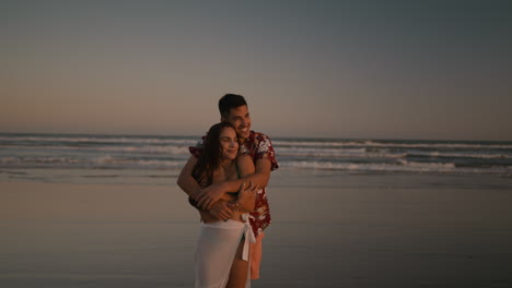 Pareja-Abrazándose-En-La-Playa