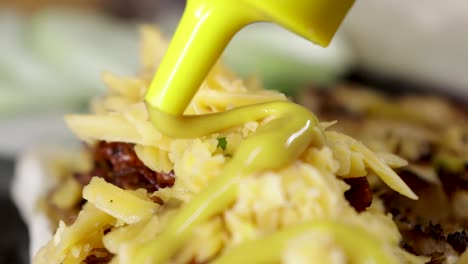 cerca de mostaza rematada con queso