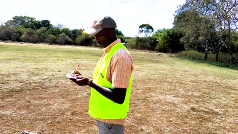 Piloto-De-Drones-Inspeccionando-El-Bosque.-Climáticamente-Inteligente