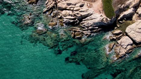 Clip-De-Drones-Aéreos-Constantes-Sobre-Una-Formación-Rocosa-En-Una-Playa-Exótica-En-Vourvourou,-Chalkidiki,-Grecia