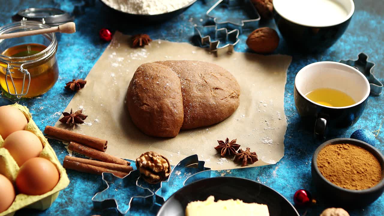masa de pan de jengibre colocada entre varios ingredientes concepto de horneado navideño