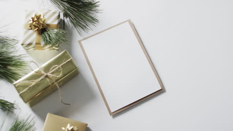 video de regalos de navidad, decoraciones y papel con espacio de copia en fondo blanco
