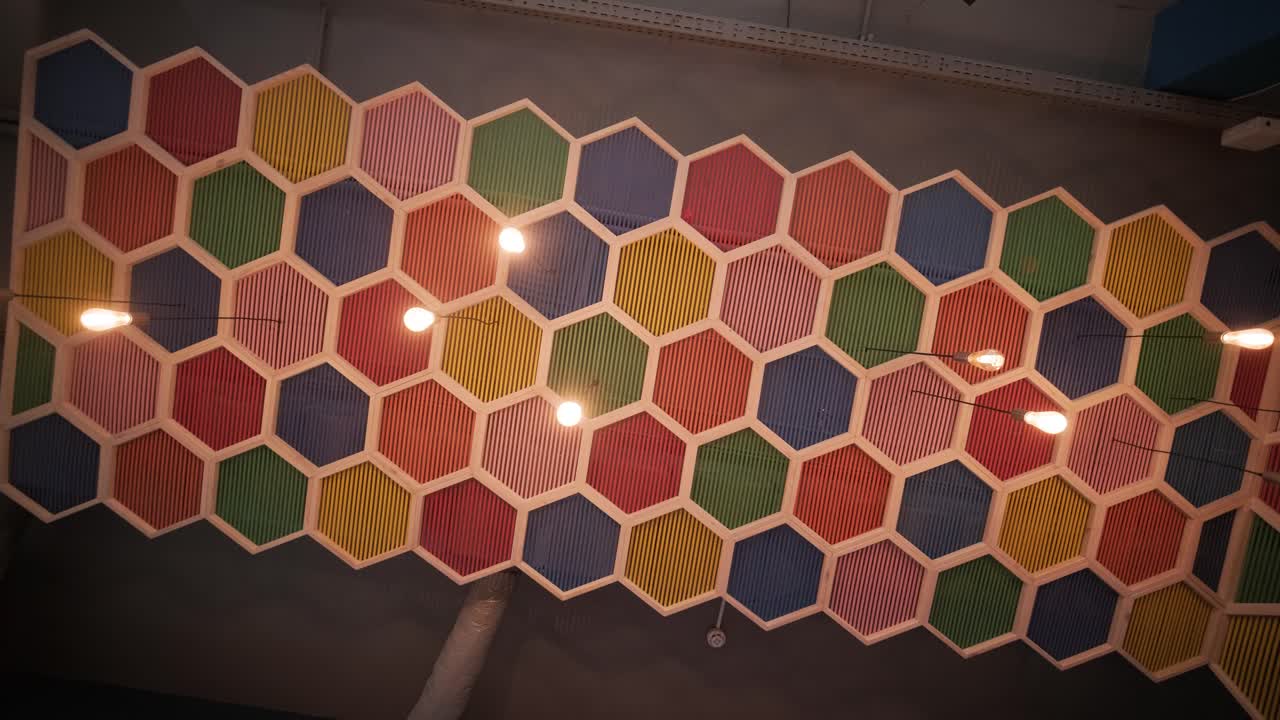patrón de techo hexagonal de colores