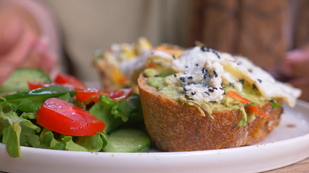 tostadas de aguacate con ensalada