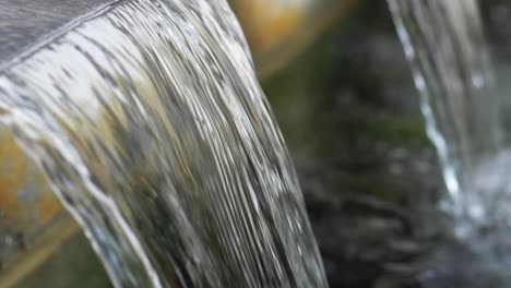 dos corrientes de agua fluyendo