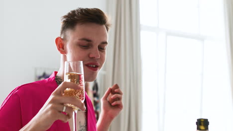 two friends clinking champagne glasses