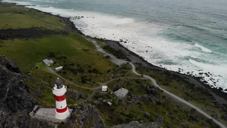 Antena-Del-Faro-Ubicado-En-Acantilados-Rocosos,-Día-Nublado