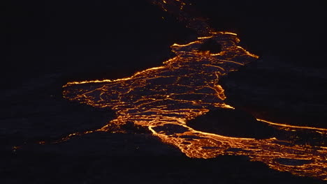 cierre estático de lava brillante que fluye lentamente después de la erupción del volcán