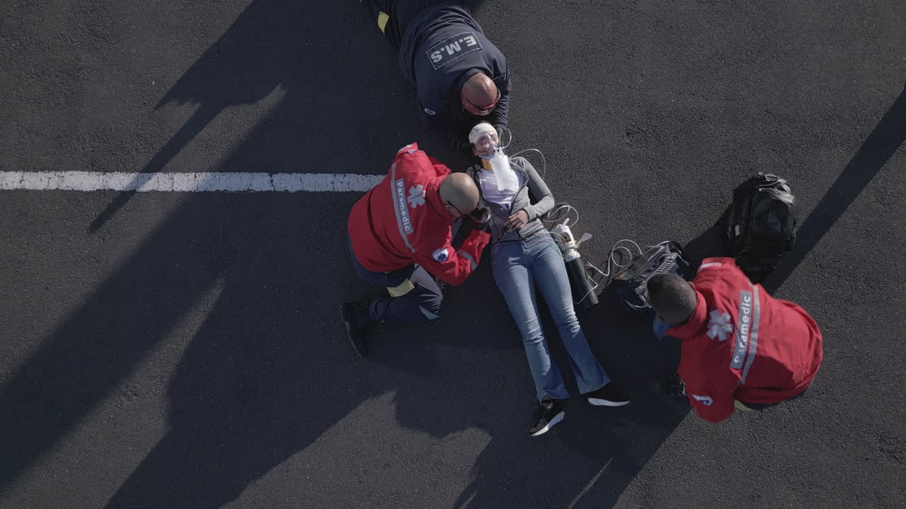 응급 상황, 도로 사고 및 트레이터에 앉은 사람