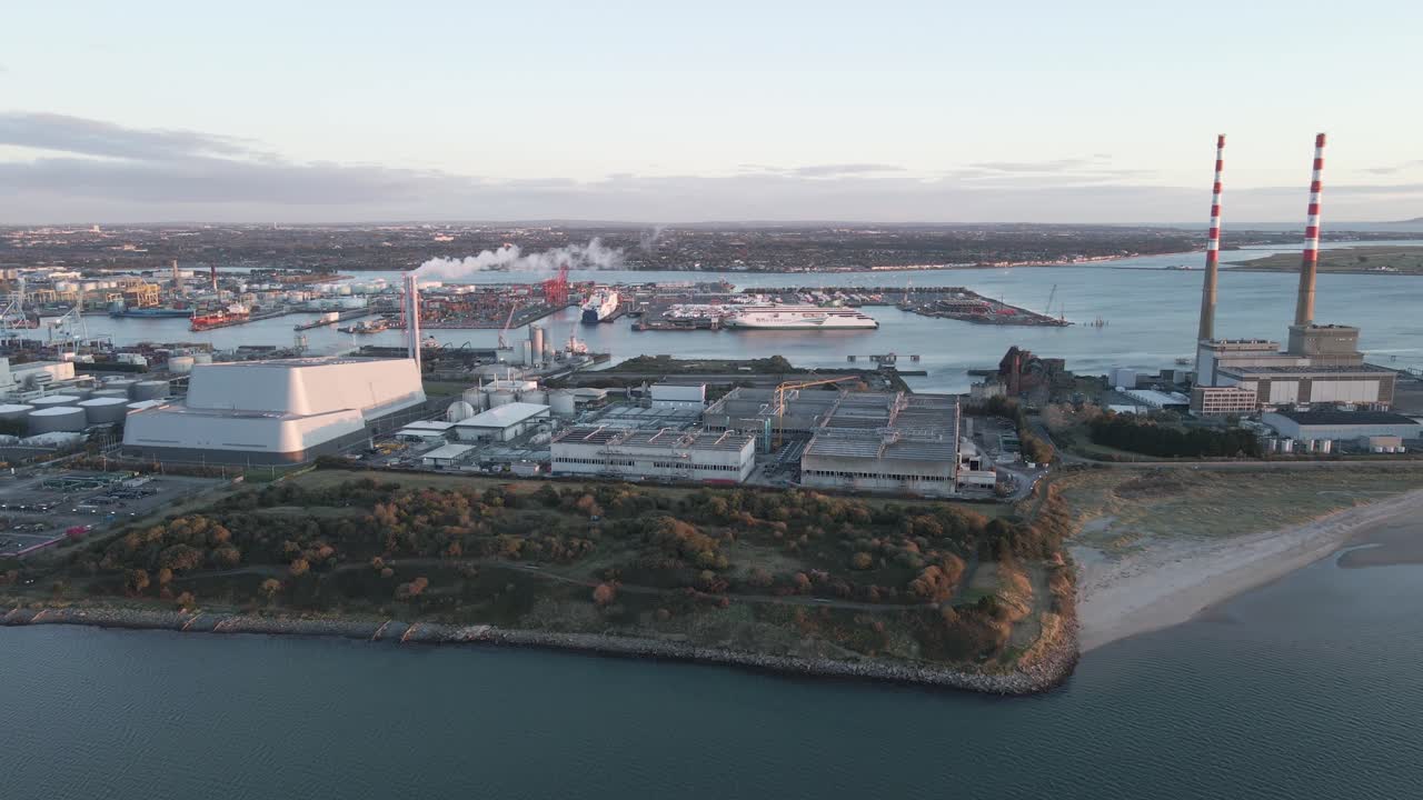 Centrales eléctricas de Poolbeg y el puerto de Dublín al atardecer a lo largo de la costa este de Irlanda, vista aérea