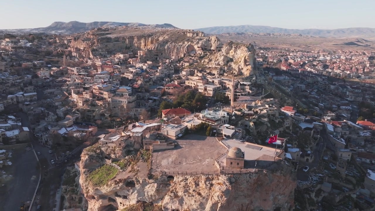 Ripresa con drone (dolly) sulla collina storica di Temenni a Urgup, Cappadocia, Turchia, che rivela il paesaggio urbano, con sfondo della città
