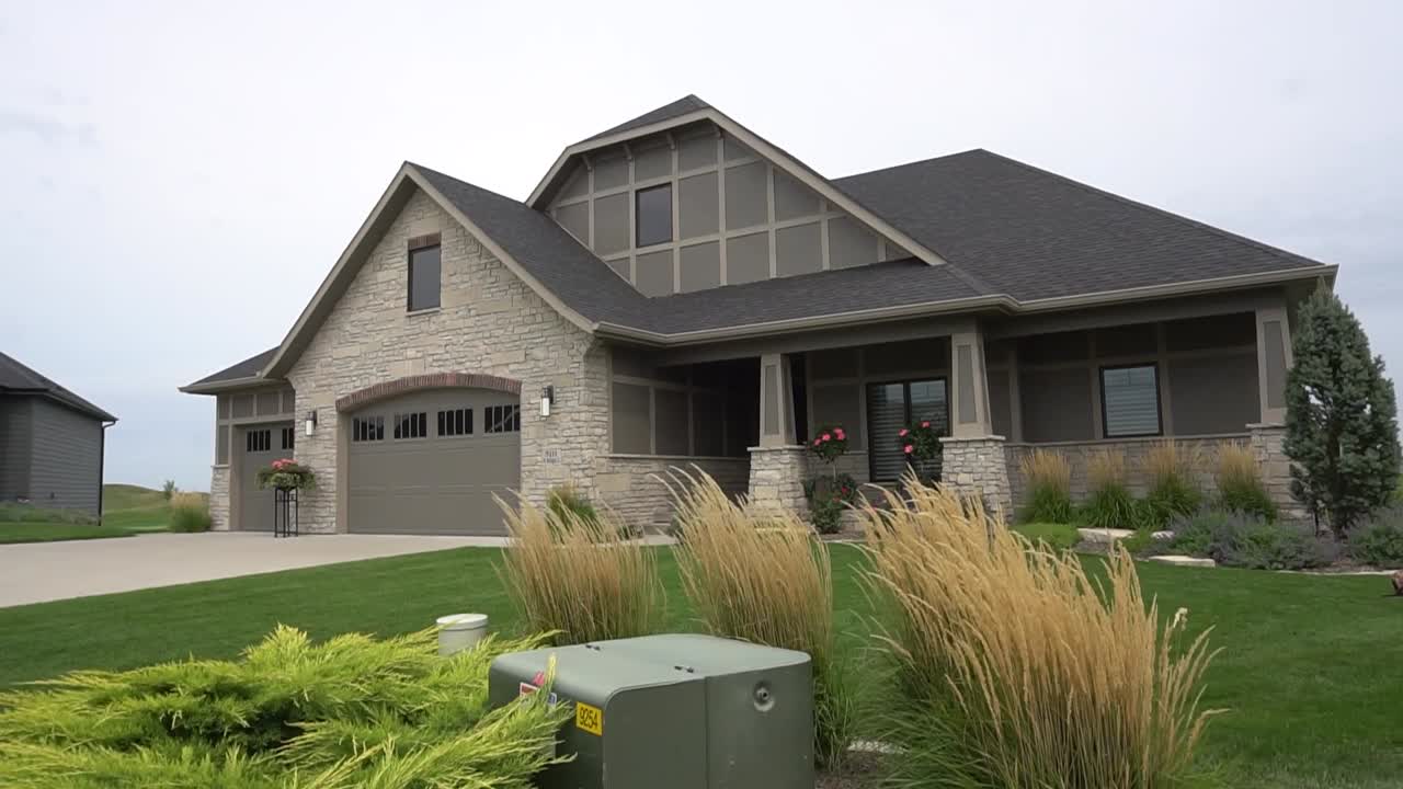 casa suburbana ubicada en un campo de golf en iowa