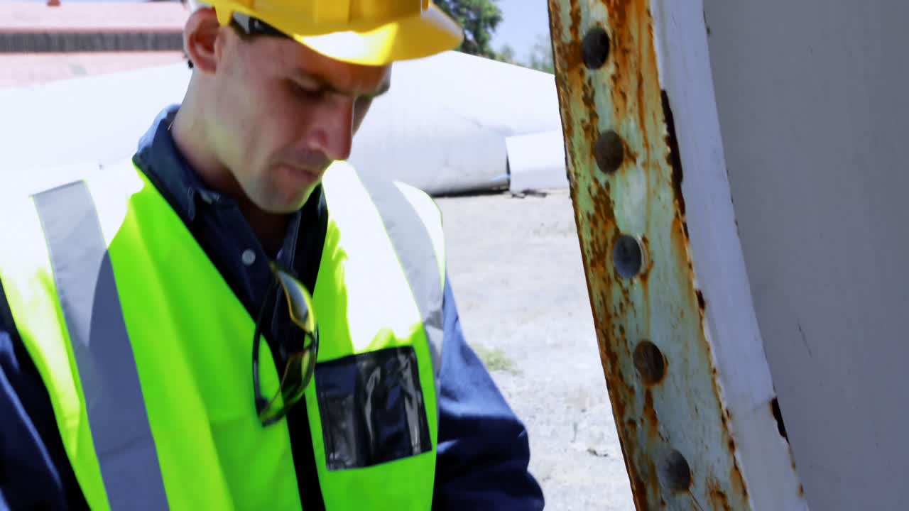 콘크리트 터널 4k를 검사하는 동안 디지털 태블릿을 사용하는 남성 노동자