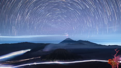 Startrail-Sobre-El-Monte-Bromo,-Java,-Indonesia