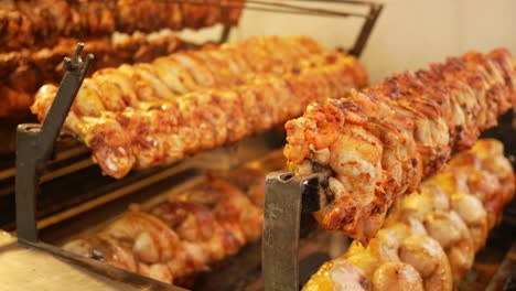 salchichas de pollo asado en el asado