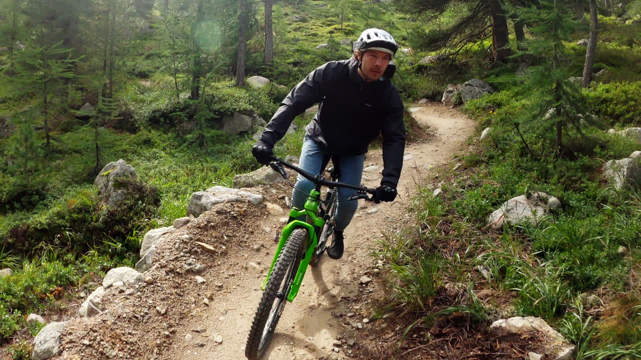 ciclismo de montaña en el bosque
