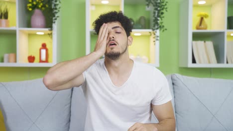 el hombre, que está sudando por el calor en casa, está abrumado.