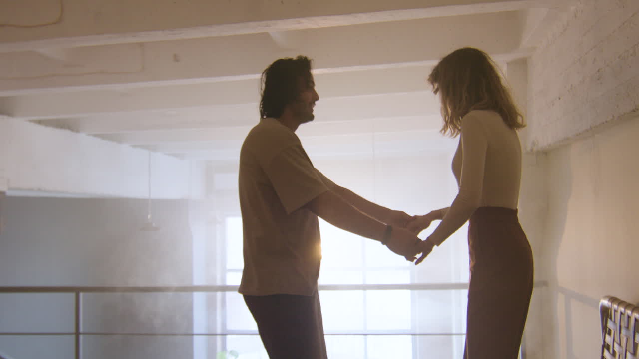 남자와 여자가 아파트에서 재미를 즐기고 있습니다.