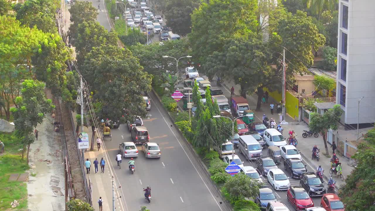 교통 체증 이 많은 바쁜 도시 거리