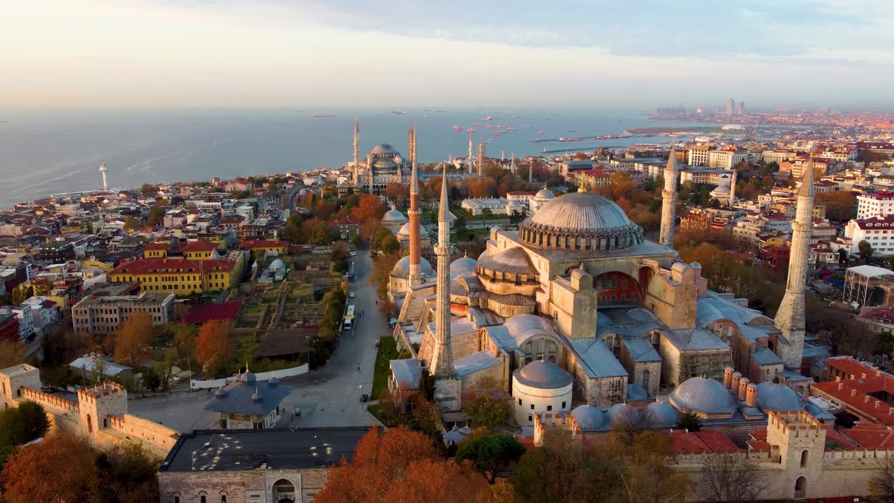 la ciudad más grande de turquía al amanecer. vista aérea de la mezquita de hagia sophia y vista de estambul durante el día