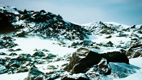 Rocas-Cubiertas-De-Nieve-En-Invierno