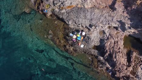 drone sobre personas en el arrecife de calafuria
