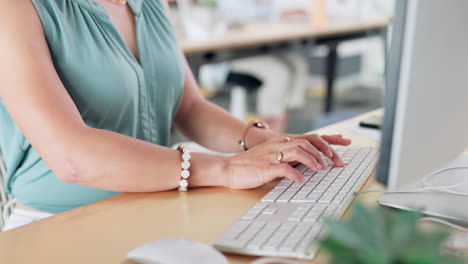 manos, computadora o mujer de negocios escribiendo