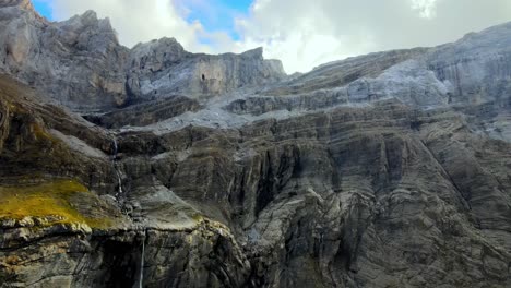 Luftaufnahmen-Des-Gavarnie-Wasserfalls-In-Den-Französischen-Pyrenäen