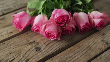 ramo de rosas rosas en fondo de madera en el día de san valentín