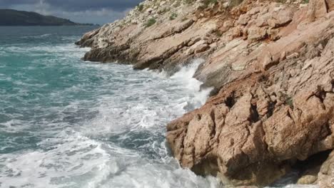 costa rocosa con olas