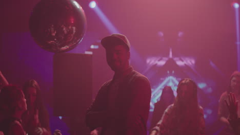 fiesta en un club nocturno