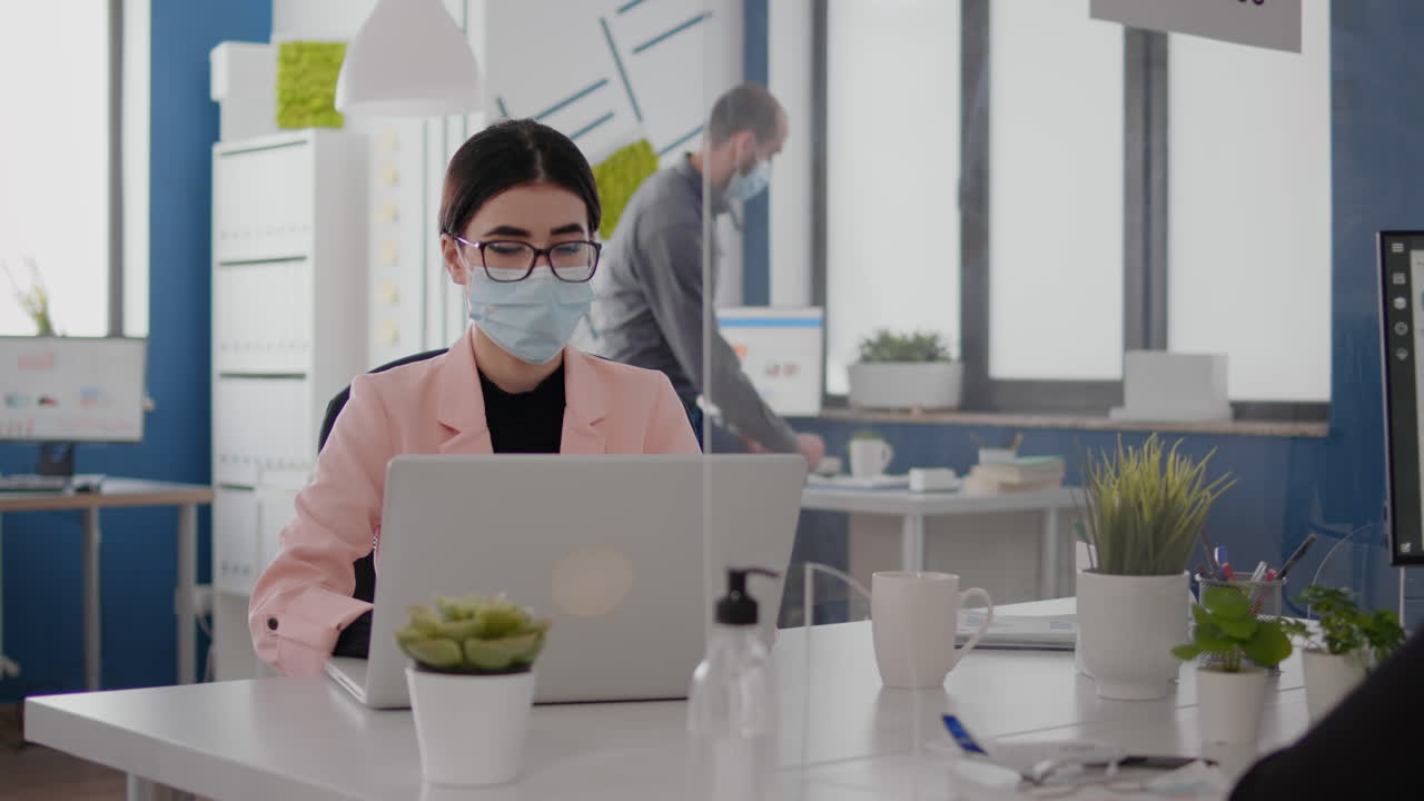 프리랜서가 동료와 대화하고 비즈니스 통계를 분석하는 클로즈업