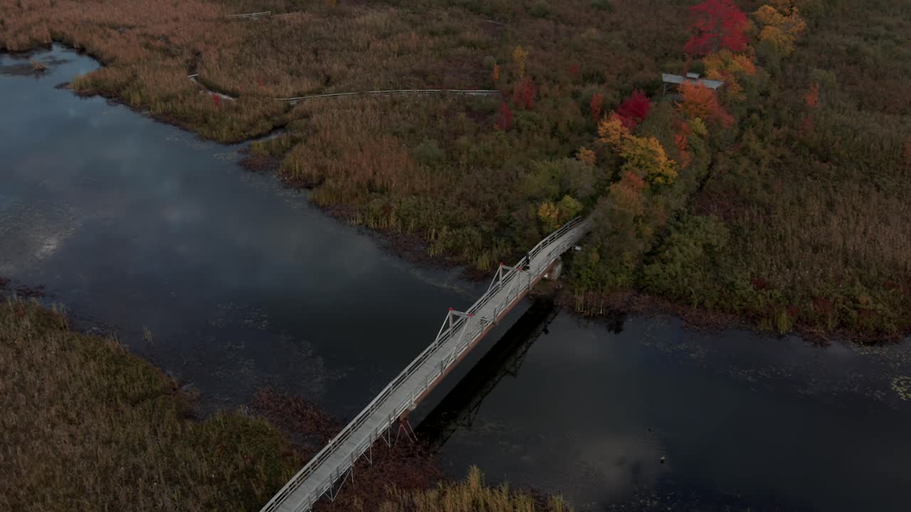 el puente de madera sobre el cours d'eau shonyo hasta el lago memphremagog en los municipios del este de quebec, canadá, durante la temporada de otoño