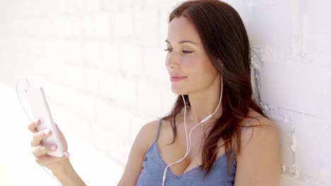 mujer atractiva escuchando música en auriculares