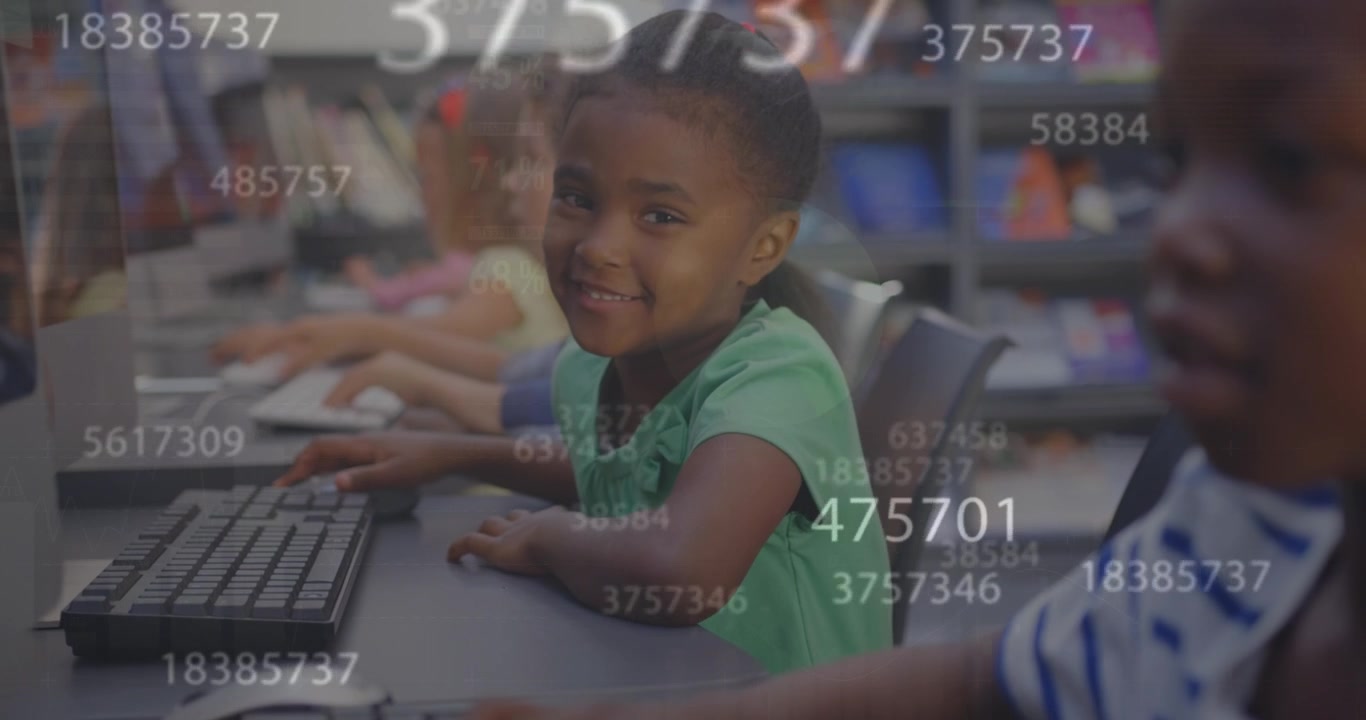 Animazione dell'elaborazione dei dati su diversi scolari che usano computer.