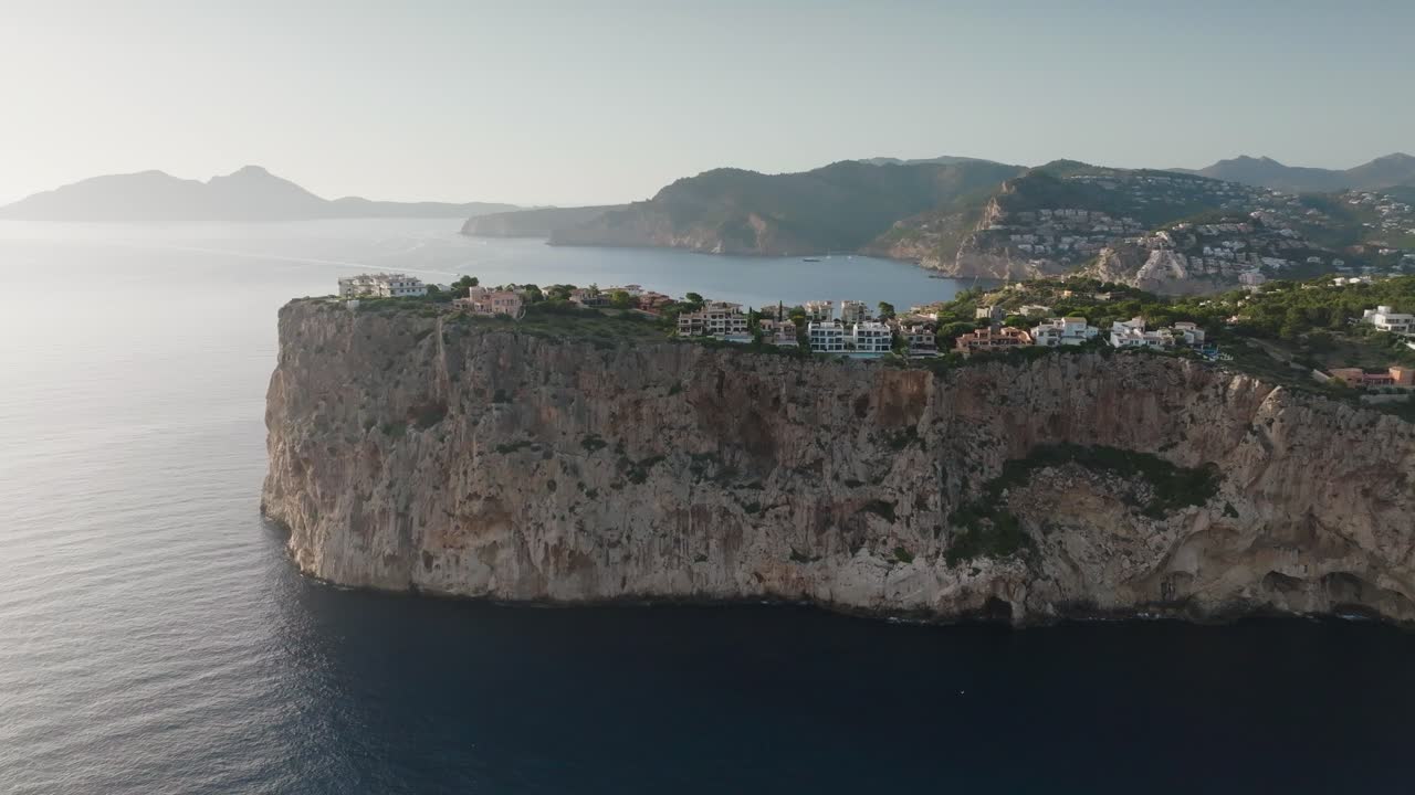 vista aérea del empinado acantilado costero de mirador de la mola, un día brillante en mallorca